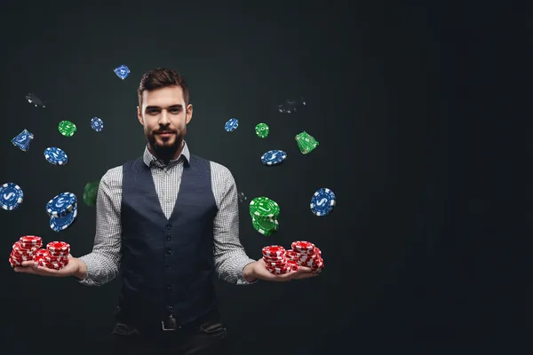 ক্যাসিনো চিপে ঘেরা এক আত্মবিশ্বাসী ডিলার খেলোয়াড়দের CT44 অ্যাকাউন্টে লগইন করতে আহ্বান করছেন—যা দ্রুত ও সহজ লগইন সুবিধাকে উপস্থাপন করে।